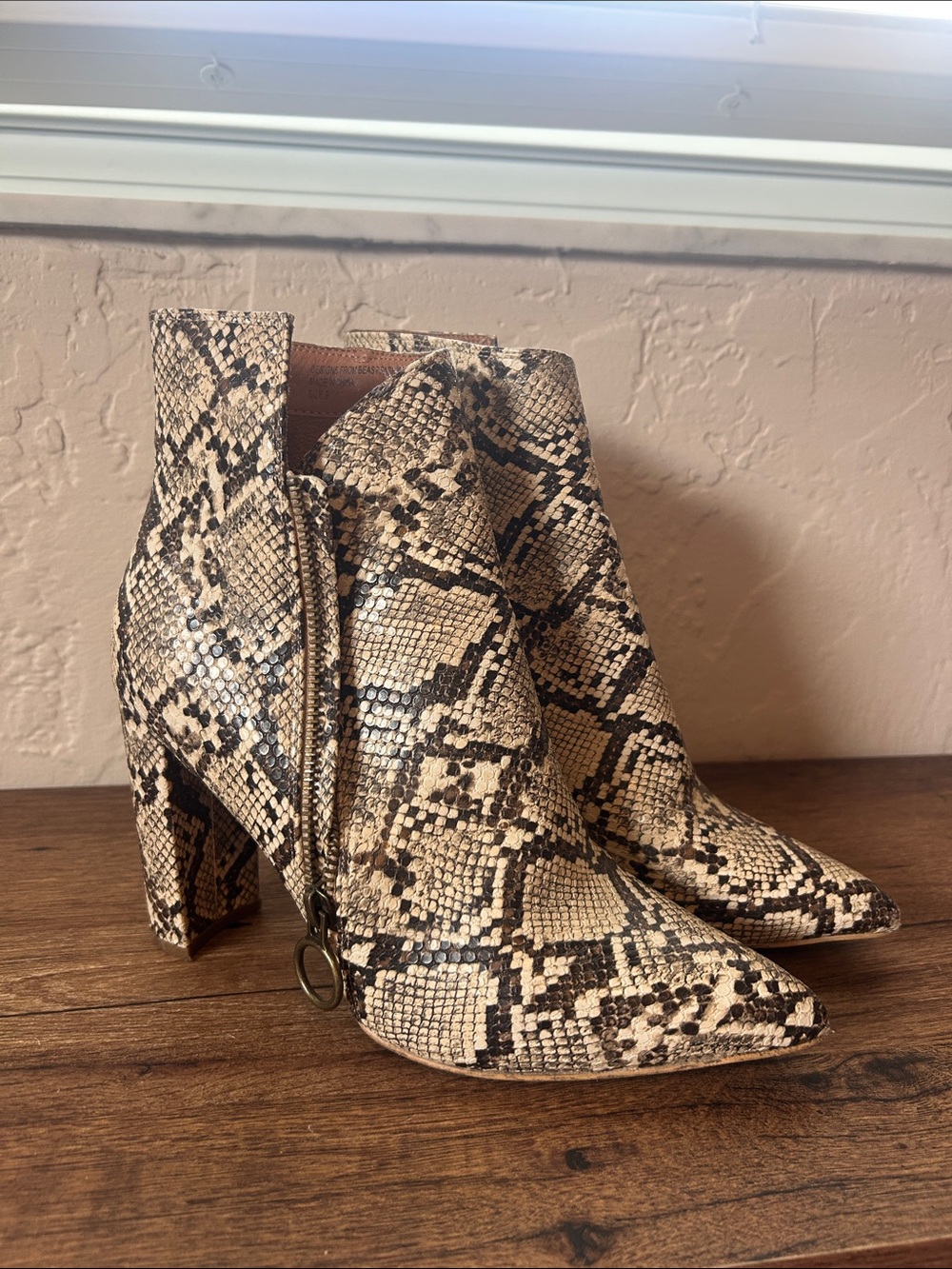 BEAST FASHION Snake-Print Pointed Ankle Boots in Beige and Brown